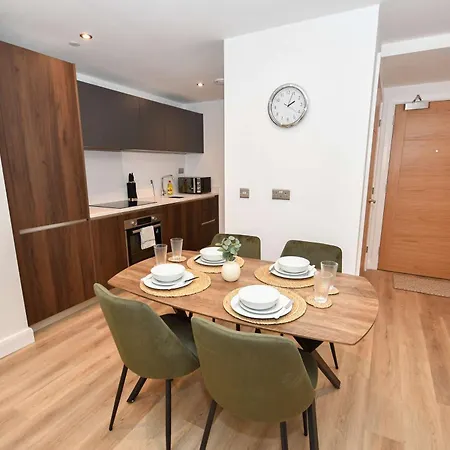 Bright 2 Bed In - Sleeps 4 *