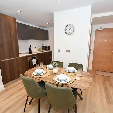Bright 2 Bed In - Sleeps 4 * Leeds (West Yorkshire)