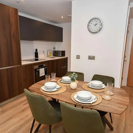 Bright 2 Bed In - Sleeps 4 *