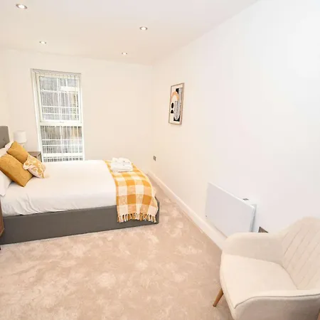 Bright 2 Bed In - Sleeps 4 *