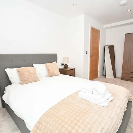 Bright 2 Bed In - Sleeps 4 * Leeds (West Yorkshire)