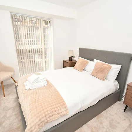 Bright 2 Bed In - Sleeps 4 * Leeds (West Yorkshire)